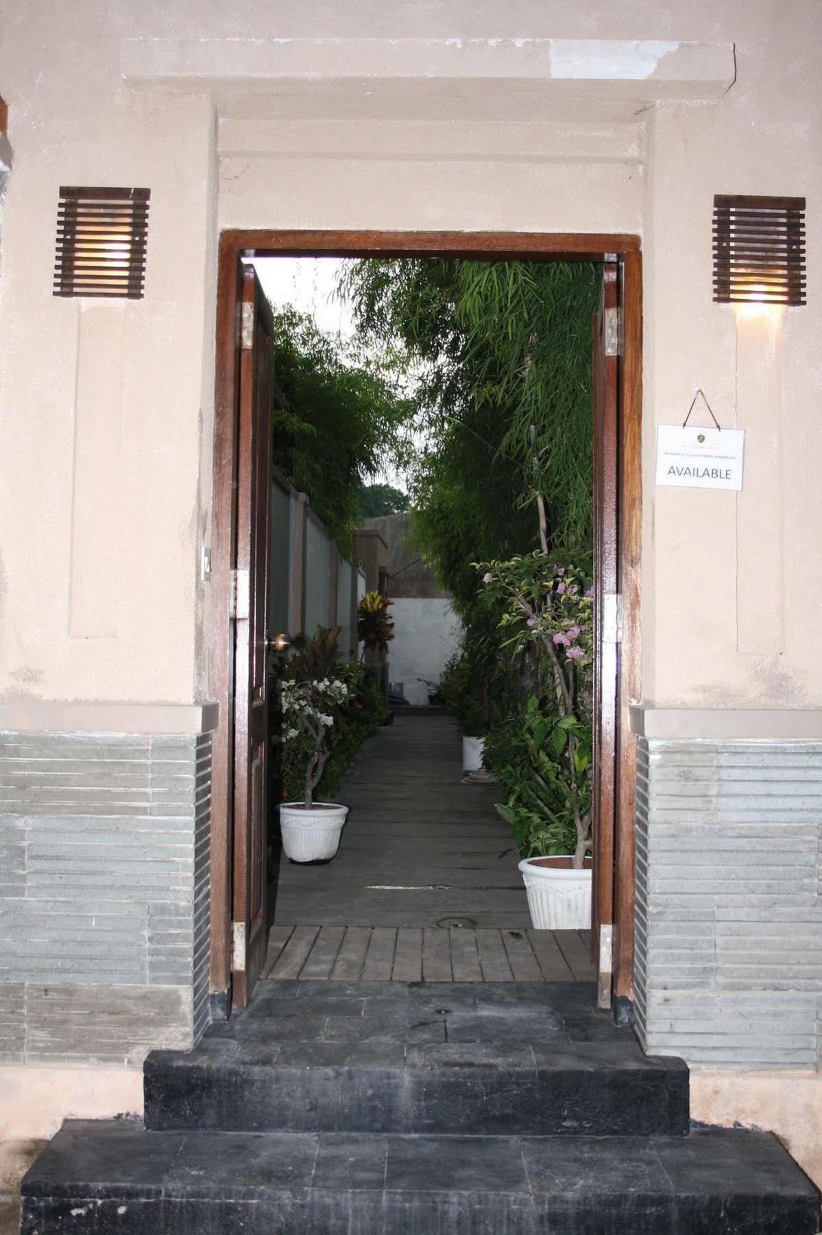 Gili Pearl Three Bedroom Villa กีลีตราวางัน ภายนอก รูปภาพ