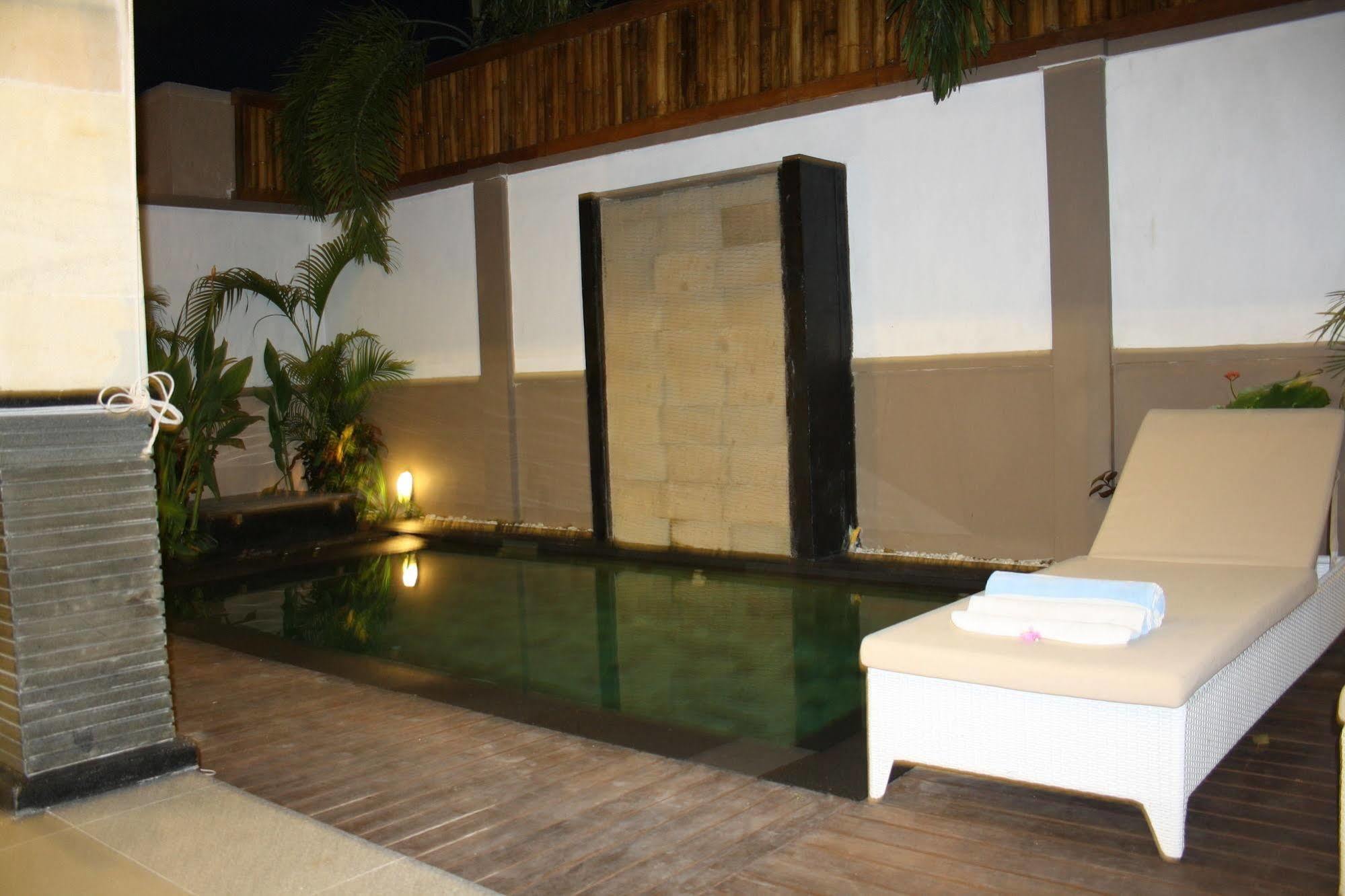Gili Pearl Three Bedroom Villa กีลีตราวางัน ภายนอก รูปภาพ