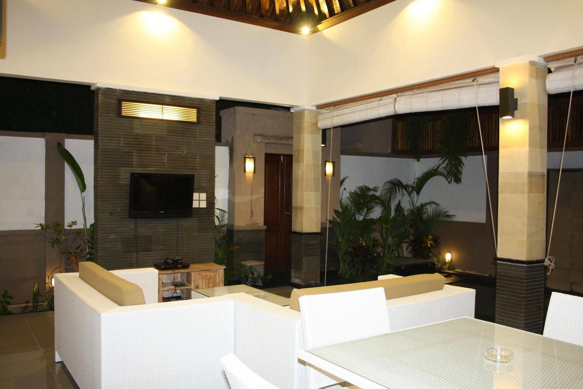 Gili Pearl Three Bedroom Villa กีลีตราวางัน ภายนอก รูปภาพ